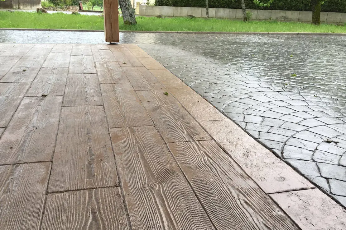 Estampado de concreto con apariencia de madera en el patio trasero de una vivienda en Ibiza.